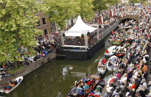 Volle aandacht van een overvolle Lindegracht - foto © Joop Boek